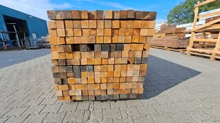 Ca. 91x Douglas palen geschaafd, 70x70mm, lengte 300cm